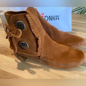 Minnetonka Two-Button Softsole Boot brown in size men’s 9